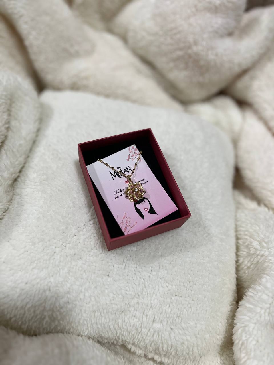 Collar Imperial Flor de Mulan: Honra la fuerza de la mujer que no se rinde y garantiza el regalo Perfecto para San valentin!!